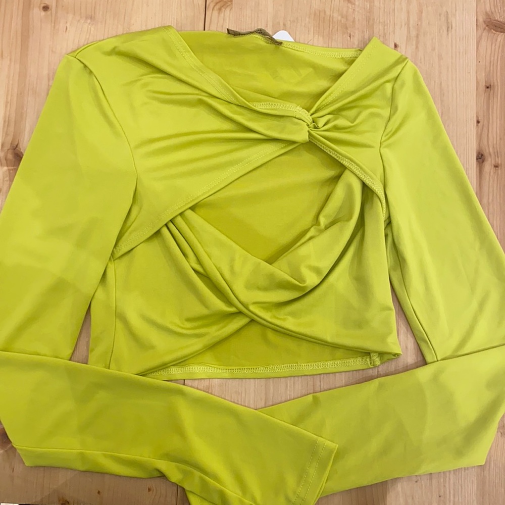 Front twist long sleeve crop top